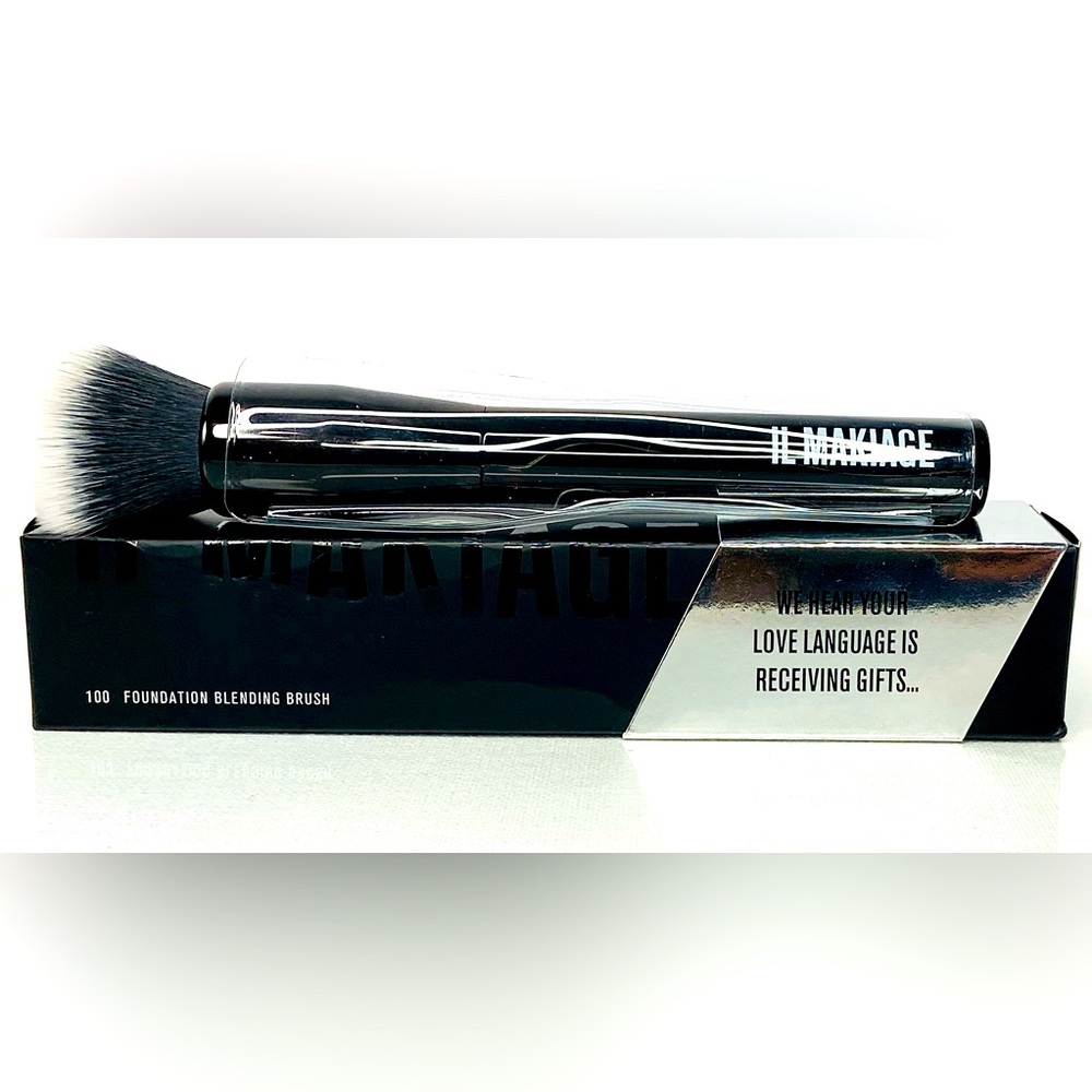IL MAKIAGE Black and White Foundation Blending Brush